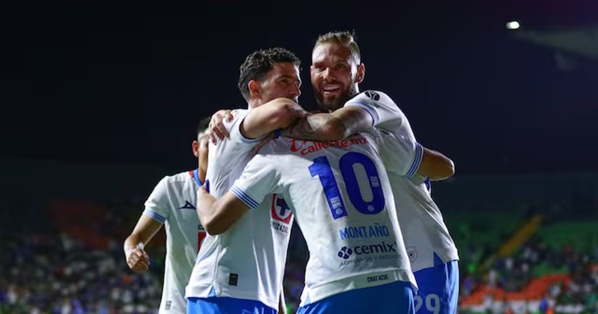 Jugadores de Cruz Azul celebrando un gol en el estadio durante cuartos de final contra León