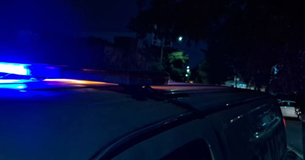 Vehículo de emergencia con luces encendidas en Culiacán durante la noche, relacionado con el descubrimiento de un cuerpo.