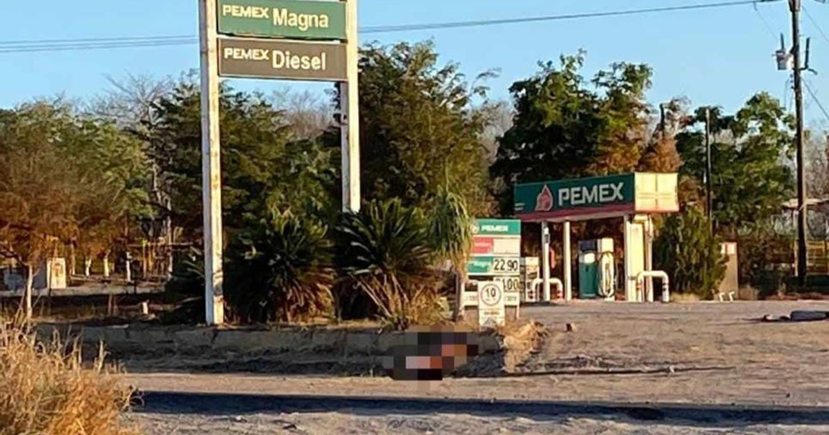 Estación de servicio PEMEX en San Ignacio con señalización de combustibles y precios, escenario de un hallazgo de cadáver.