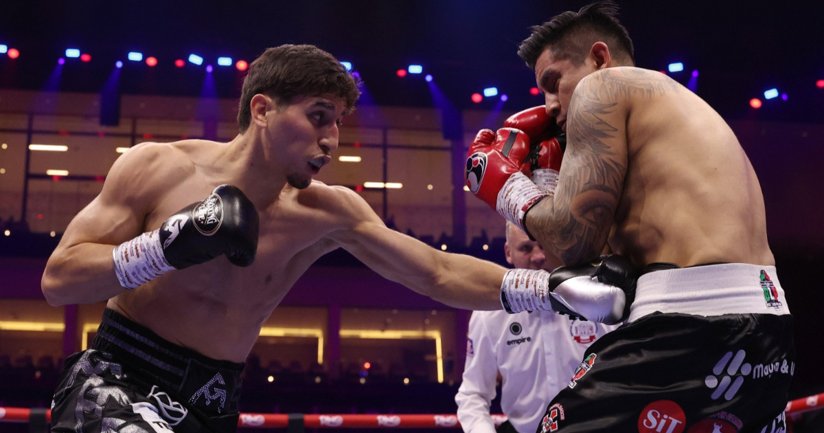 Boxeadores en acción durante el debut profesional de Marco Verde en Arabia Saudita.