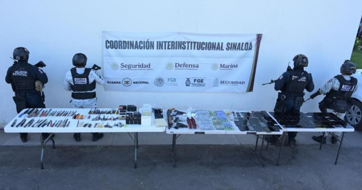 Policías resguardan objetos decomisados en el penal de Aguaruto, incluyendo cuchillos y teléfonos móviles, durante un operativo de seguridad.