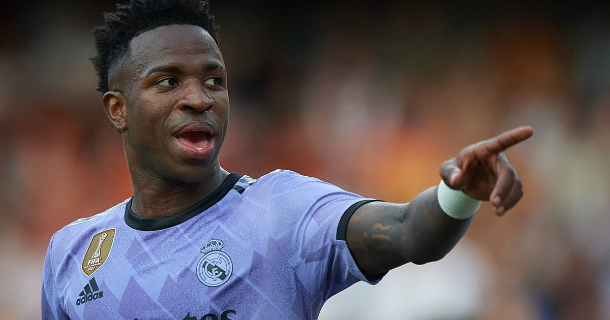 Jugador del Real Madrid en camiseta morada gesticulando durante un partido