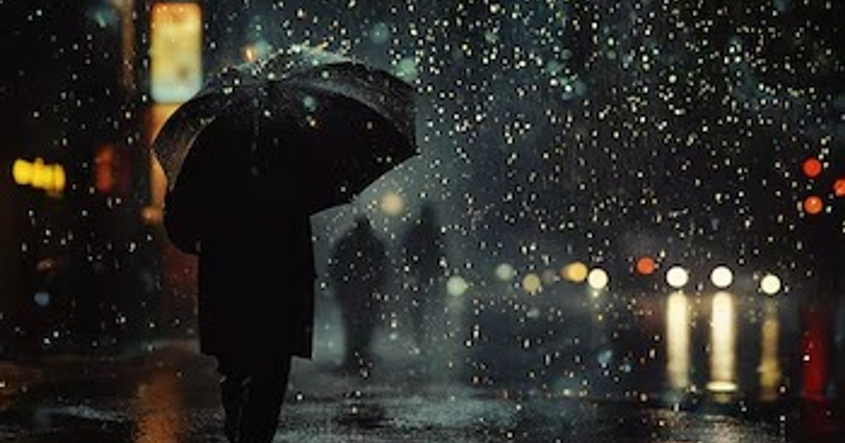 Persona con paraguas en una ciudad lluviosa y oscura, reflejos de luces en el suelo mojado.