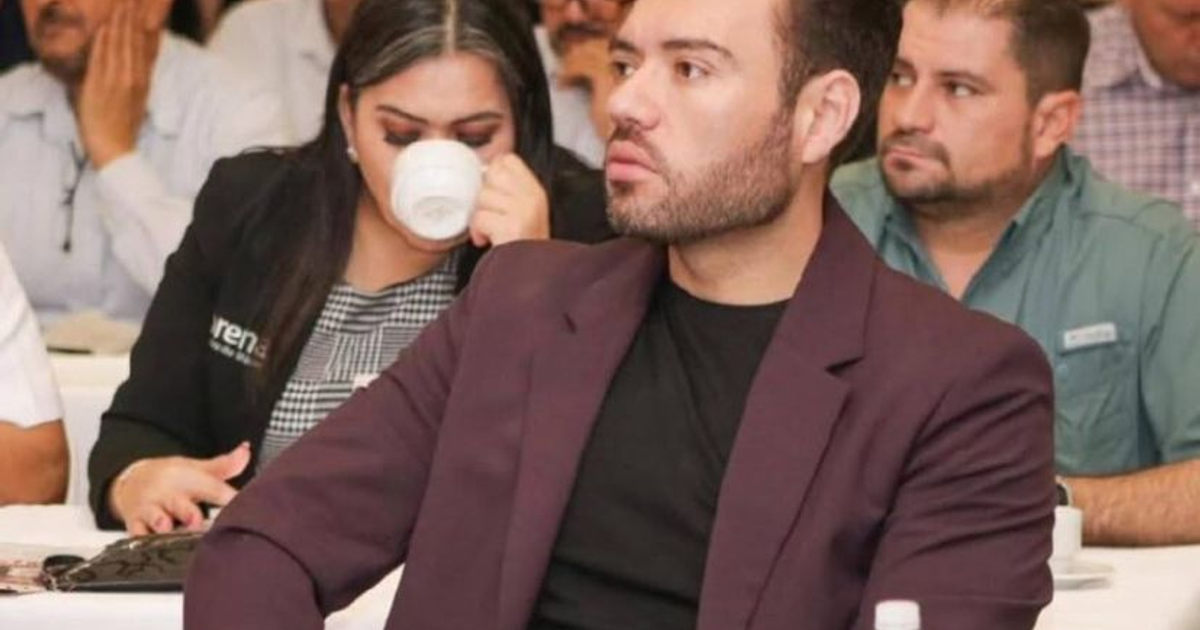 Personas en un evento formal en Culiacán, Sinaloa, relacionado con el desafuero legislativo.