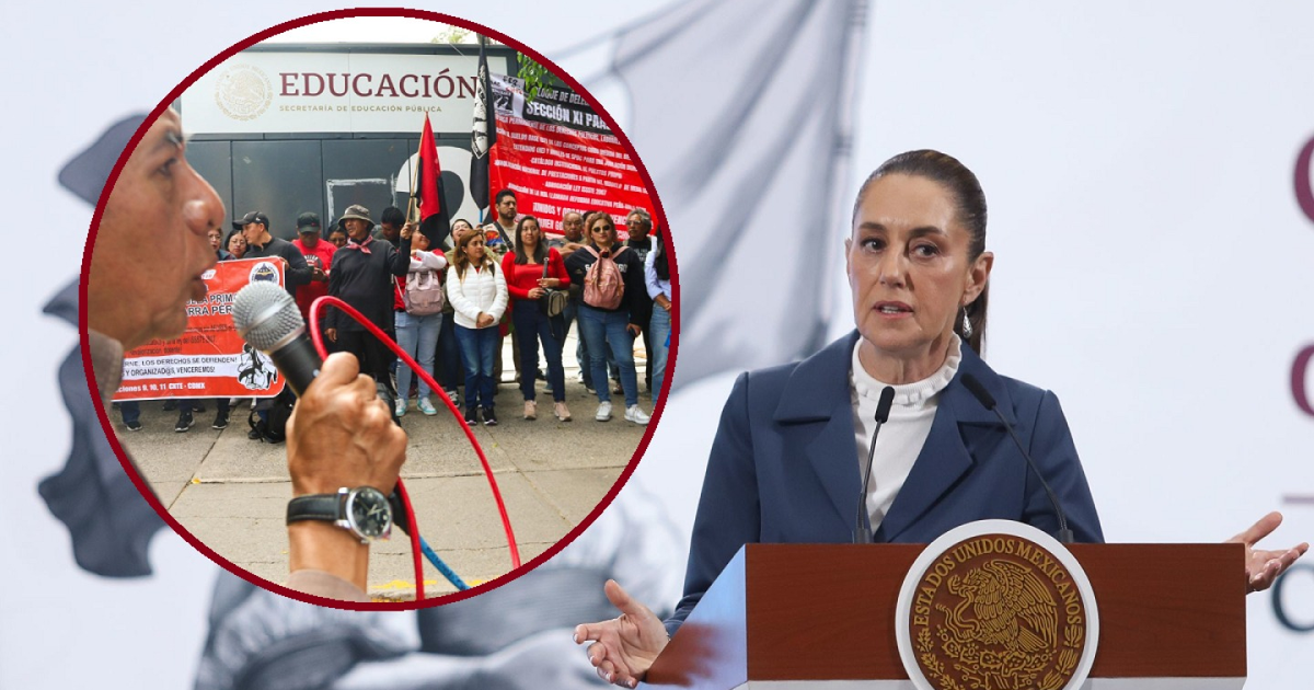 Mujer en podio durante conferencia de prensa sobre descuentos salariales a docentes en protesta, con manifestantes al fondo.