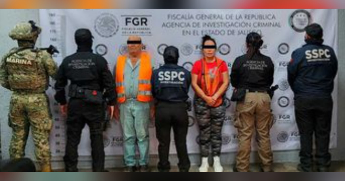 Personas detenidas en fila junto a agentes de seguridad en operativo contra el CJNG