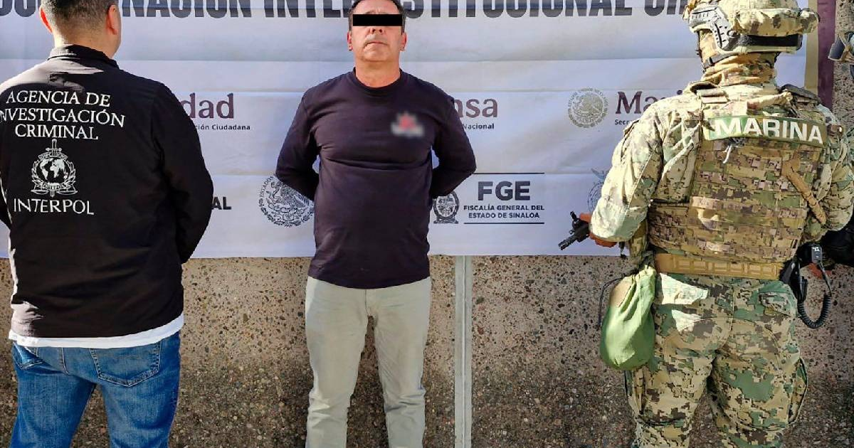 Hombre detenido en operativo policial en Culiacán, acompañado por agentes de la Agencia de Investigación Criminal y un oficial militar.