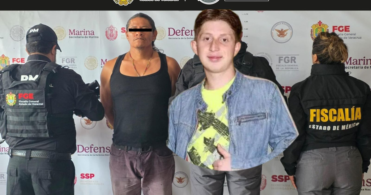 Hombre detenido bajo custodia, rodeado de agentes de seguridad y banner institucional, en contexto de arresto judicial.