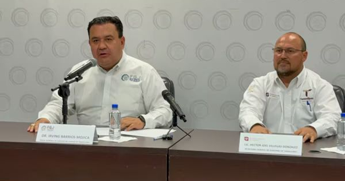 Dos hombres en conferencia sobre detención de miembros del Cártel del Golfo