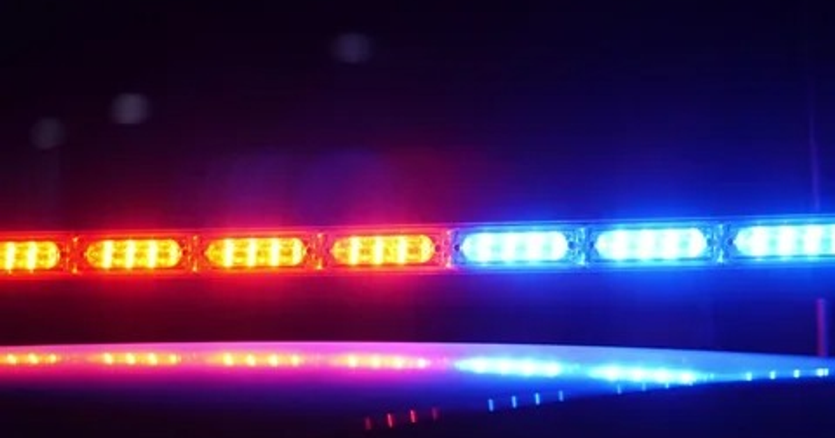 Luces de emergencia rojas y azules en operativo policial nocturno