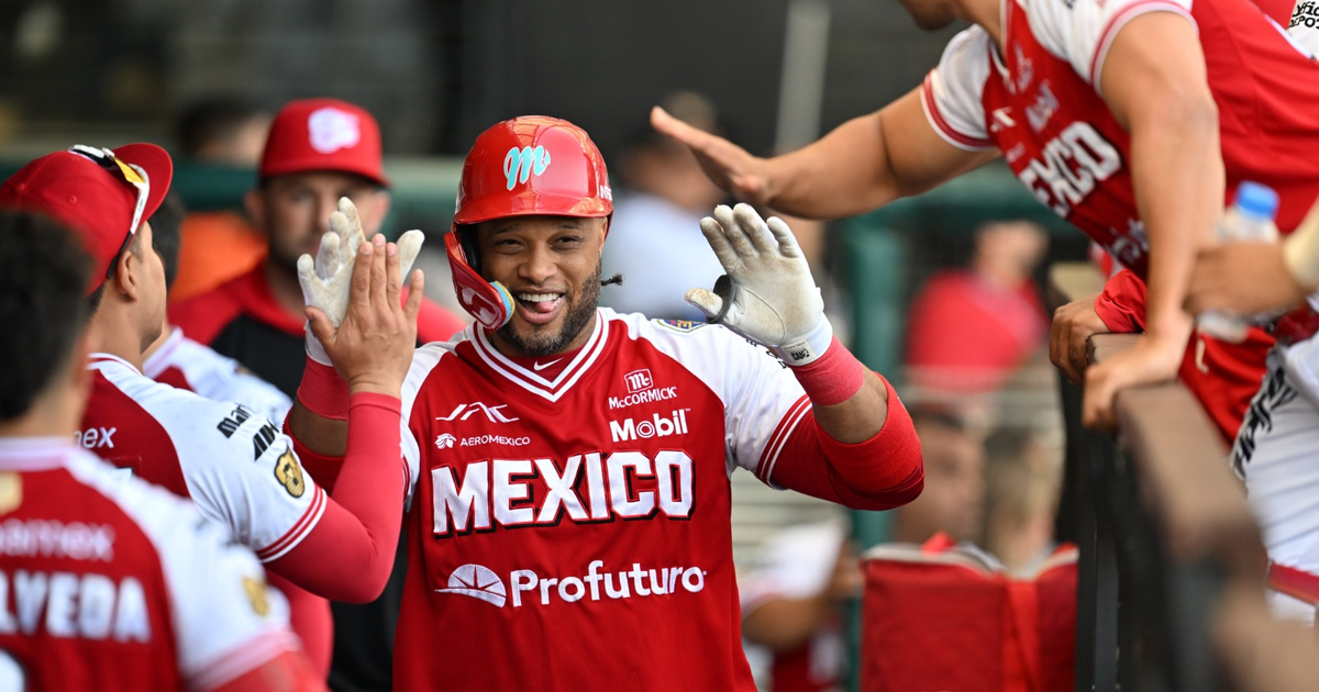 Jugador de los Diablos Rojos celebrando con compañeros en el campo de béisbol