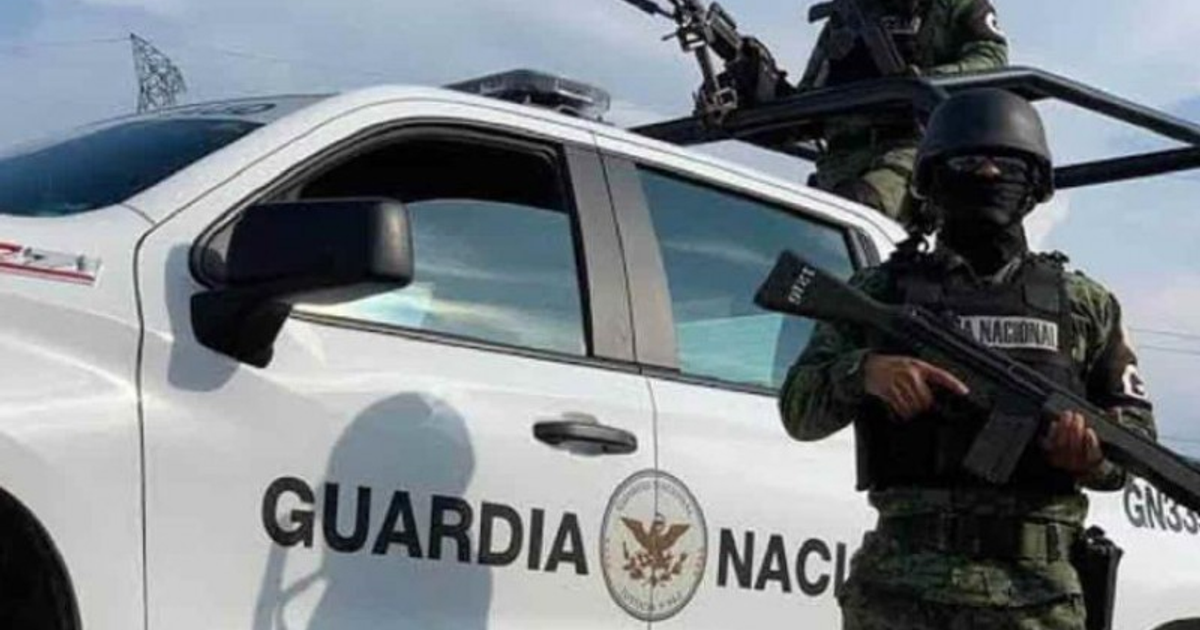 Vehículo de la Guardia Nacional con oficiales armados en Culiacán, México, tras tiroteo en colonia Providencia.