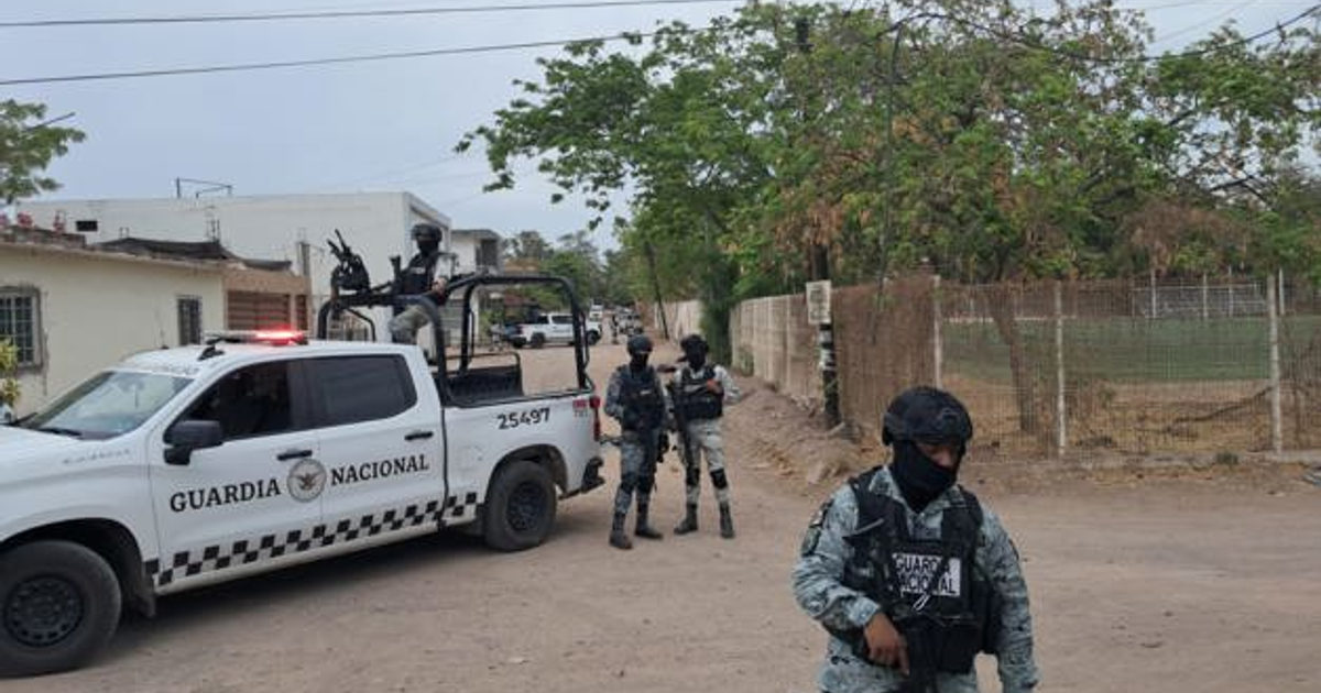 Vehículo de la Guardia Nacional en Culiacán con agentes en vigilancia tras homicidio múltiple.