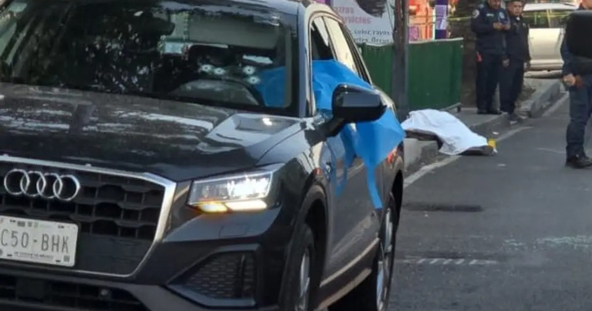 Automóvil negro con cintas azules en la ventana, escena del crimen en Benito Juárez