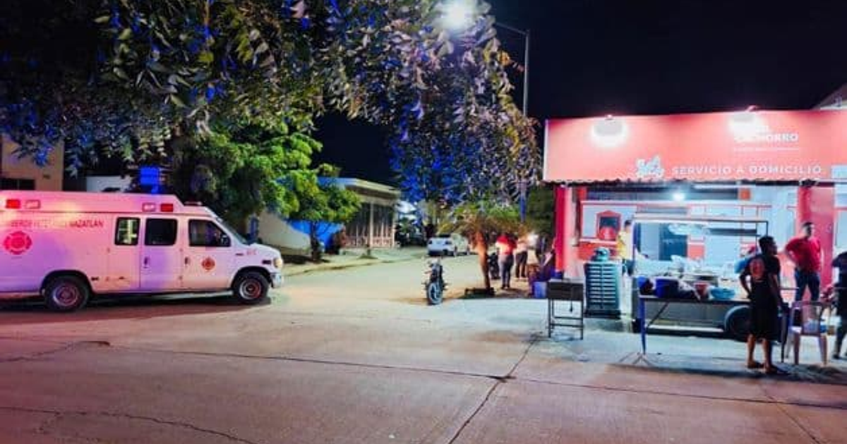 Calle nocturna con ambulancia y establecimiento tras ataque armado en Mazatlán