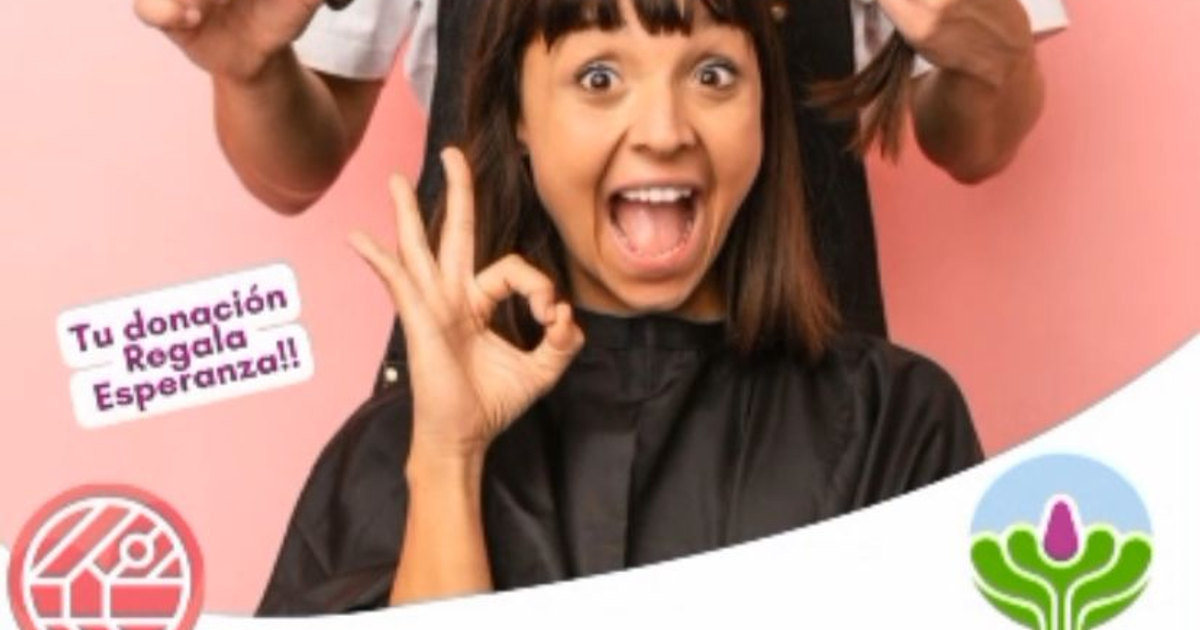 Mujer sonriendo en peluquería durante campaña de donación de trenzas en Mazatlán