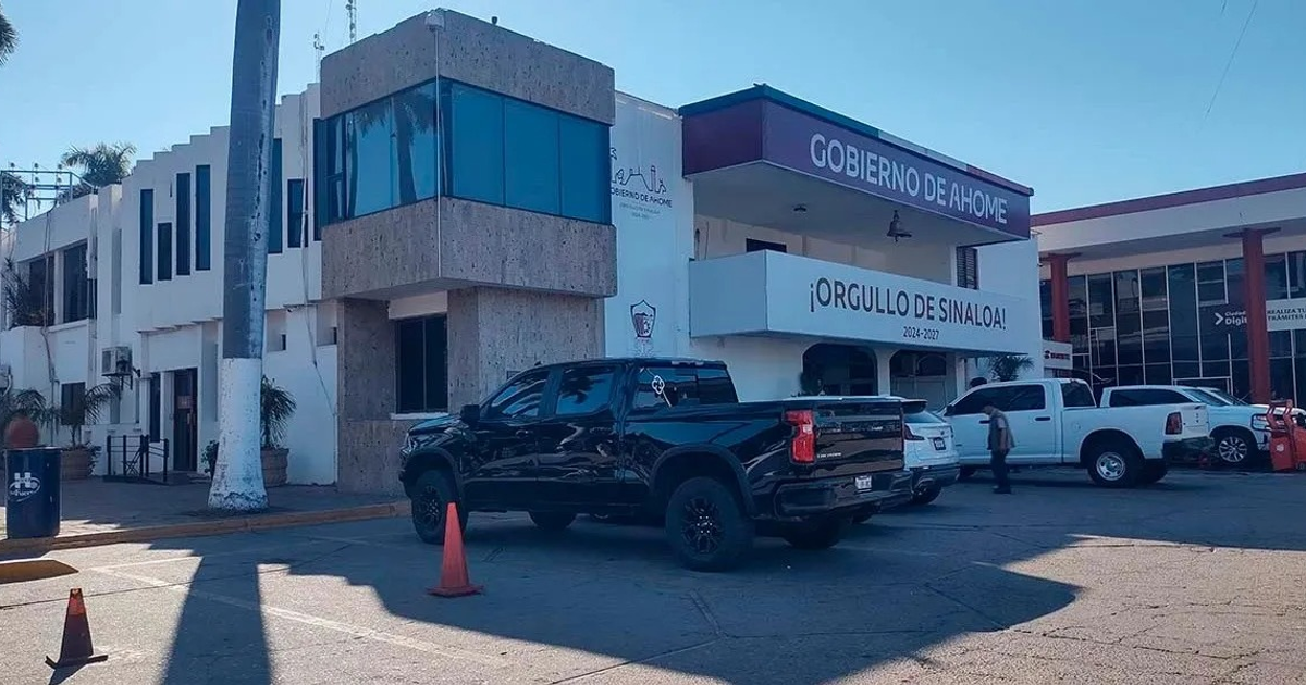 Edificio del Gobierno de Ahome con vehículos estacionados al frente, bajo el lema '¡Orgullo de Sinaloa! 2024-2027'.