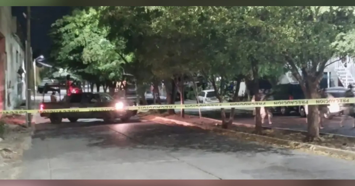 Camioneta en escena nocturna acordonada con cinta amarilla, posible incidente policial en construcción.