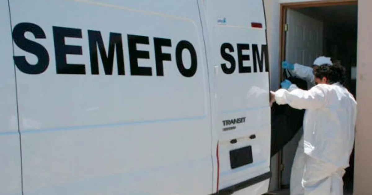 Furgoneta SEMFO y personal forense en escena de crimen en Culiacán