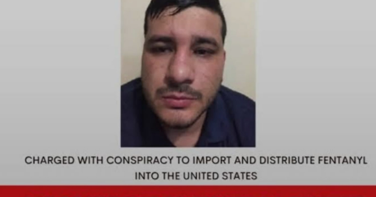 Hombre acusado de tráfico de fentanilo en EE.UU. con expresión seria.