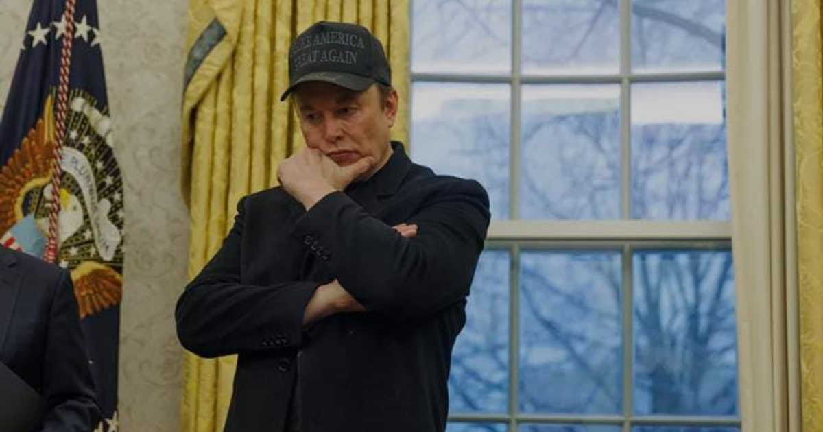 Elon Musk en una sala de conferencias oficial, anunciando su renuncia como Empleado Gubernamental Especial.