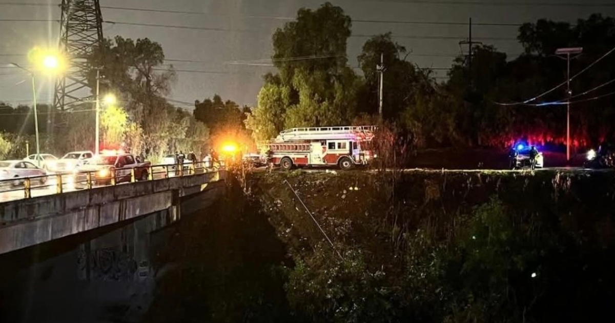 Escenario nocturno con vehículos de emergencia en el Emisor Poniente Xhala tras accidente de estudiantes de la UNAM.