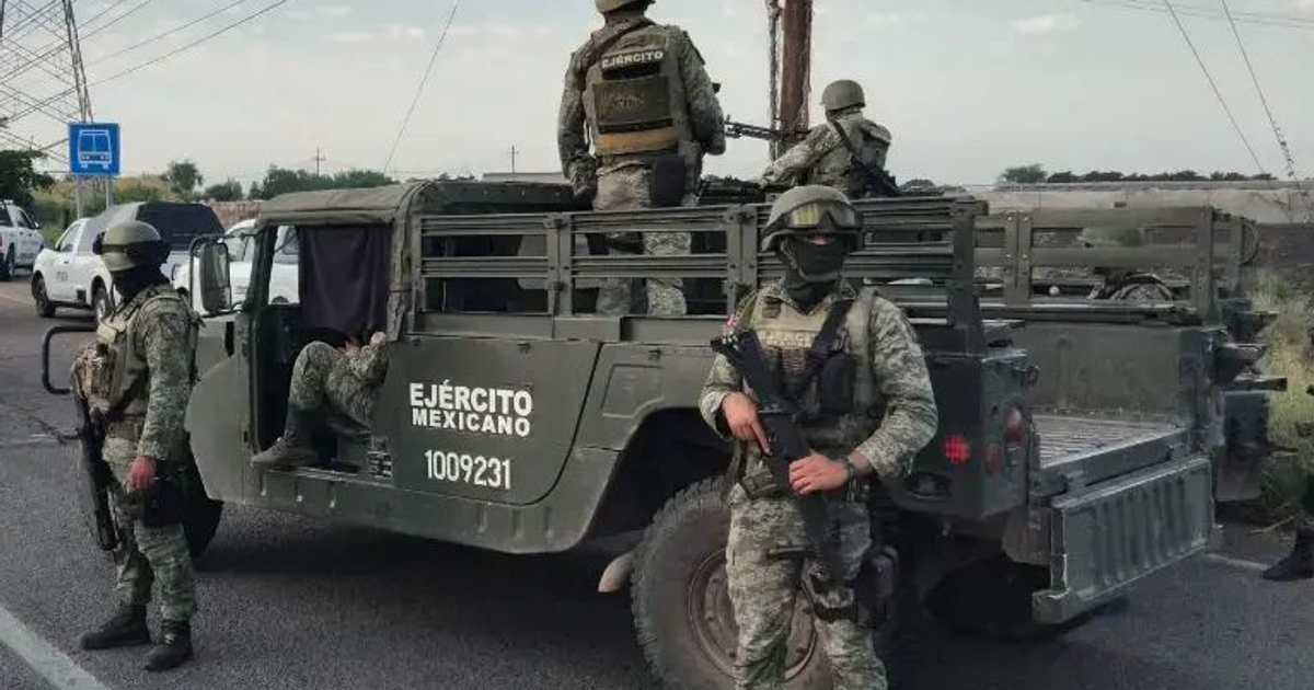 Soldados del Ejército Mexicano en vehículo militar durante operativo en Navolato