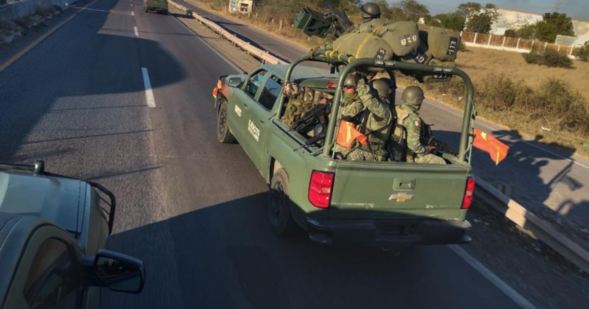 Camioneta verde con soldados en carretera rural tras balaceras en Imala