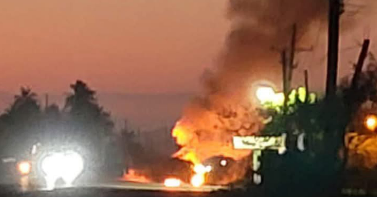 Atardecer con humo y llamas en Isla del Bosque, Valle de Escuinapa, tras enfrentamiento violento.