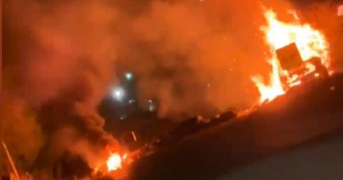 Camión en llamas durante la noche en Pericos, Sinaloa, tras enfrentamientos armados.