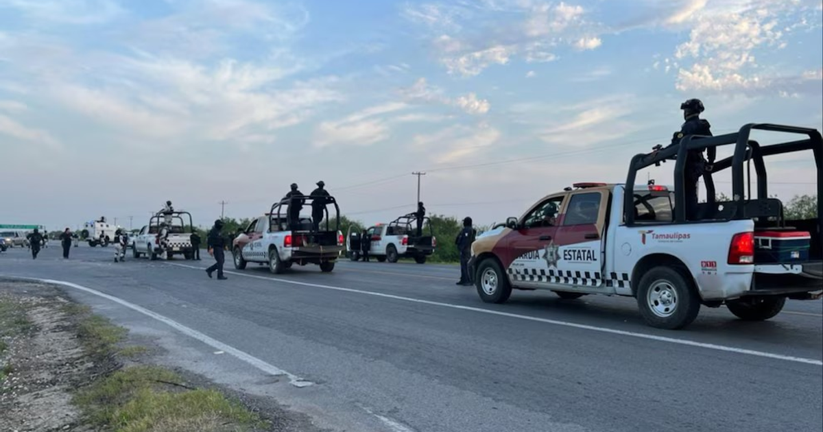 Camionetas de seguridad con personal uniformado en carretera de Güémez, Tamaulipas, tras enfrentamiento armado.