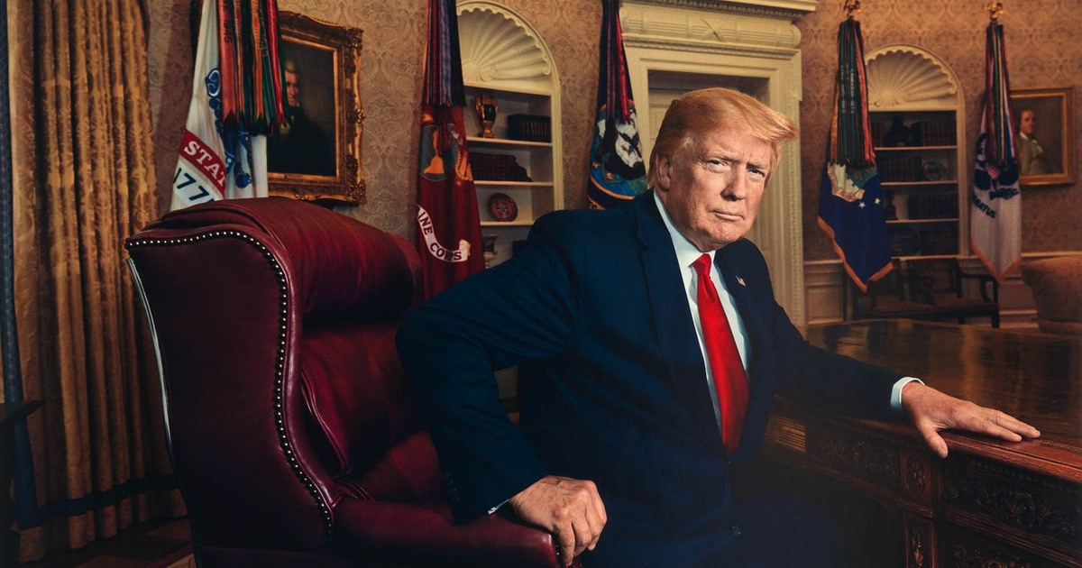 Presidente en oficina formal durante entrevista con la revista TIME, mostrando expresión seria y vestido con traje oscuro y corbata roja.