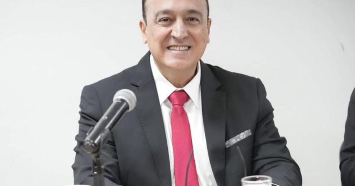 Antonio Menéndez de Llano Bermúdez, nuevo alcalde sustituto de Ahome, en conferencia de prensa.