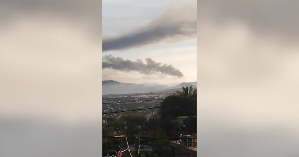 Paisaje con nube de humo tras explosión en Miravalles, Mazatlán