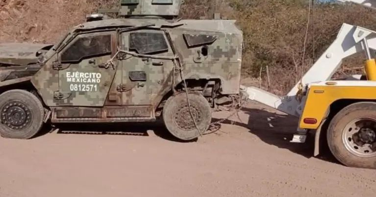 Vehículo militar del Ejército Mexicano dañado por mina terrestre en Michoacán, siendo remolcado en un entorno rural.