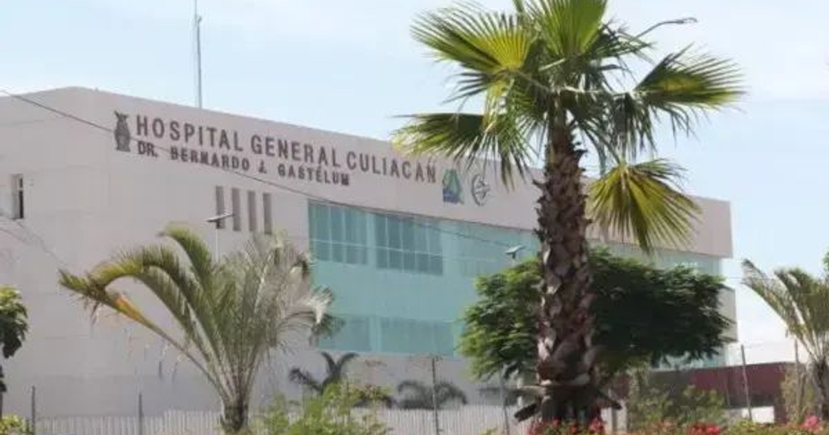 Fachada del Hospital General Culiacán Dr. Bernardo J. Gastelum con palmeras y cielo soleado