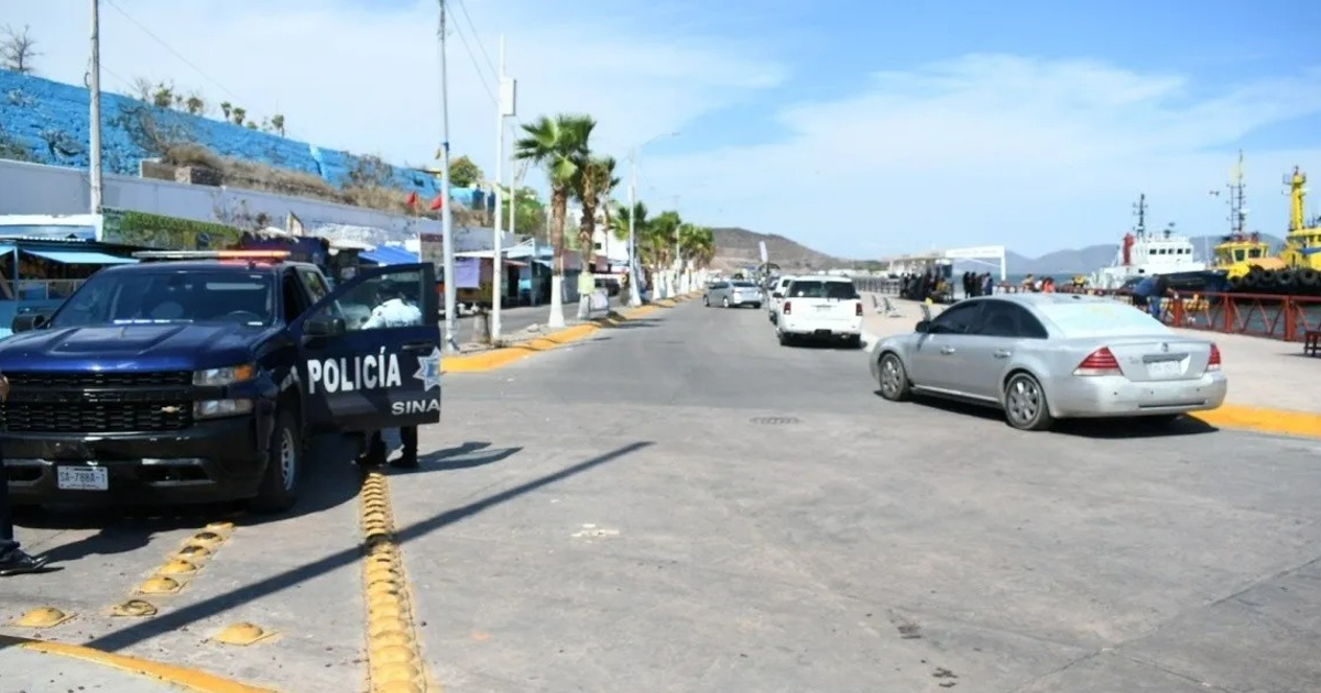 Calle urbana con camioneta de policía y personas en barrio La Plaza