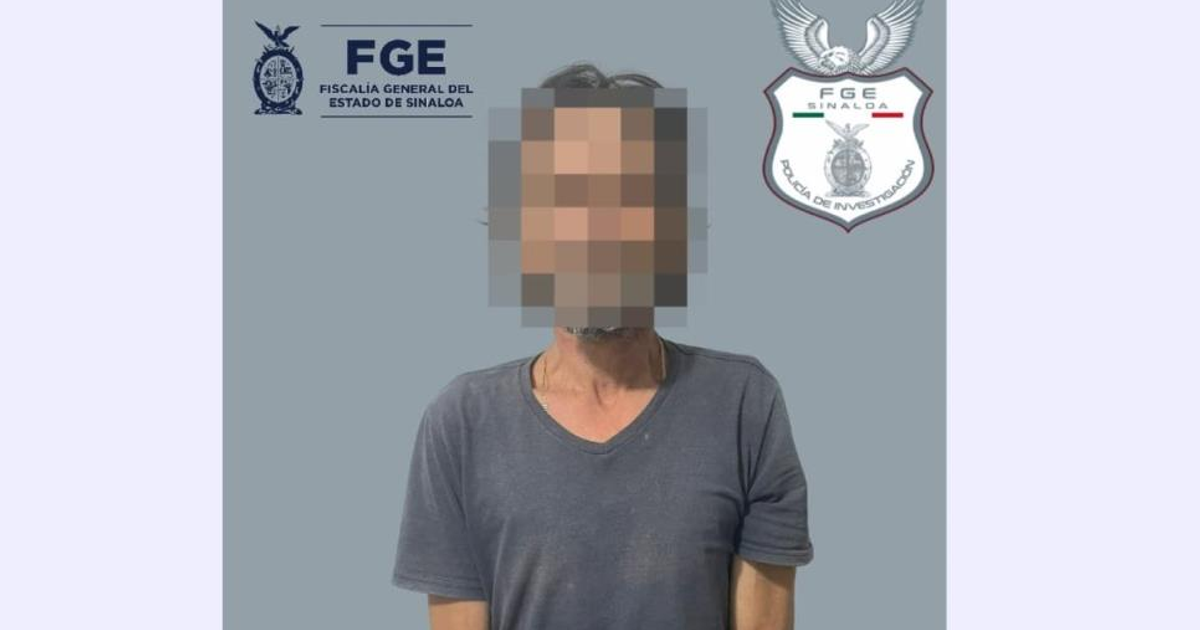 Hombre con rostro pixelado frente a logotipos de la Fiscalía y Policía de Sinaloa, relacionado con feminicidio en Topolobampo.