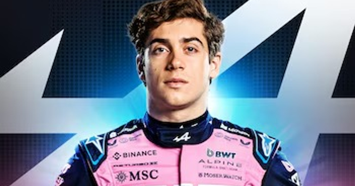 Piloto de Fórmula 1 con traje de carreras posando frente a fondo gráfico de automovilismo