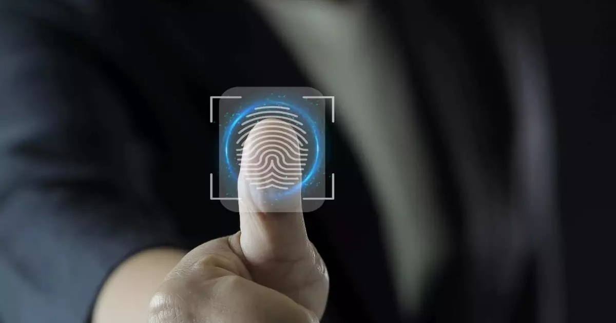 Dedo pulgar sobre sistema de reconocimiento de huellas dactilares, simbolizando seguridad biométrica.