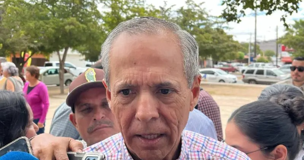 Persona hablando en una investigación sobre arrendamiento de patrullas en Ahome.