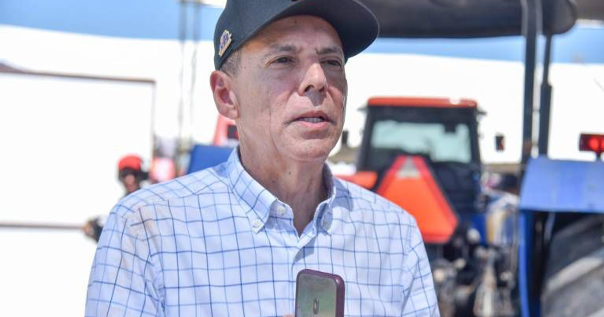 Persona entrevistada con tractor de fondo, posible relación con Gerardo Vargas Landeros y audiencia judicial.