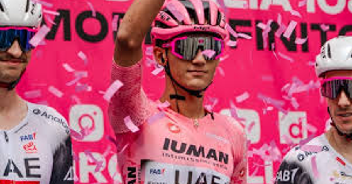 Ciclistas celebrando con confeti en el Giro de Italia 2024, uno con maillot rosa levantando la mano.