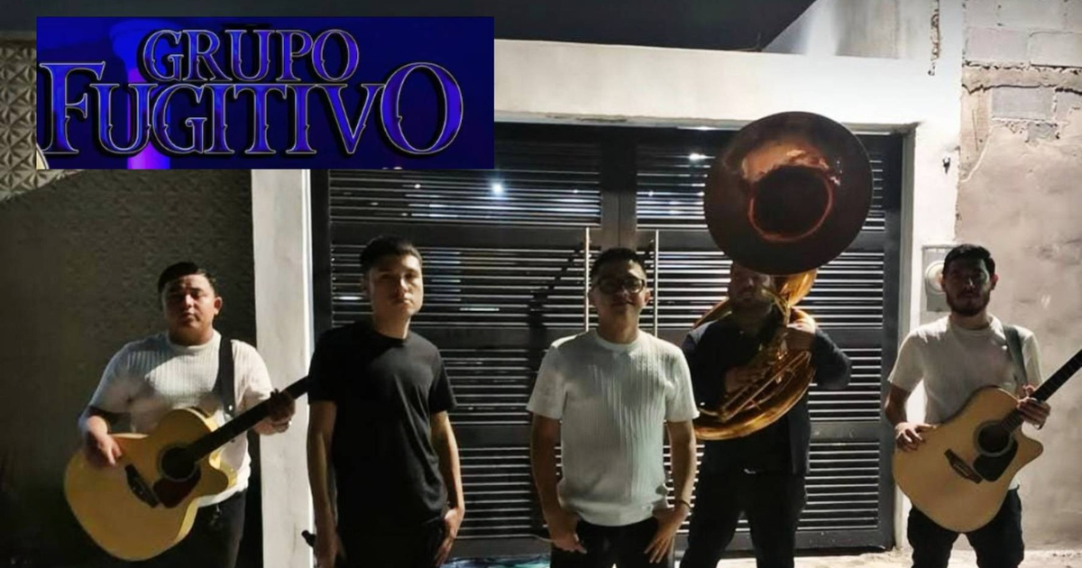 Cinco músicos del Grupo Fugitivo posan con sus instrumentos antes de su desaparición en Reynosa.