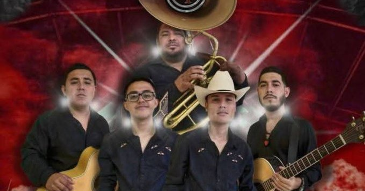 Imagen de Grupo Fugitivo, banda norteña desaparecida, con cinco músicos, incluyendo un saxofonista y guitarristas, sobre un fondo rojo.