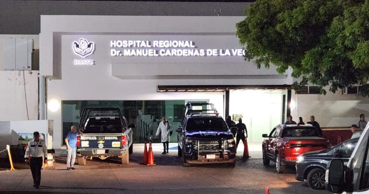 Entrada del Hospital Regional Dr. Manuel Cardenas de la Vega con vehículos y personas en Culiacán