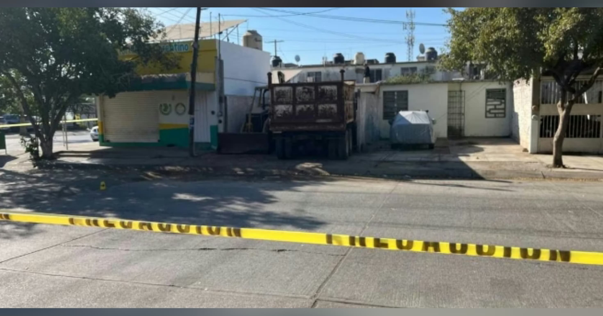 Calle acordonada en Barrancos, Culiacán, con cinta de precaución amarilla, edificio comercial y camión de carga.