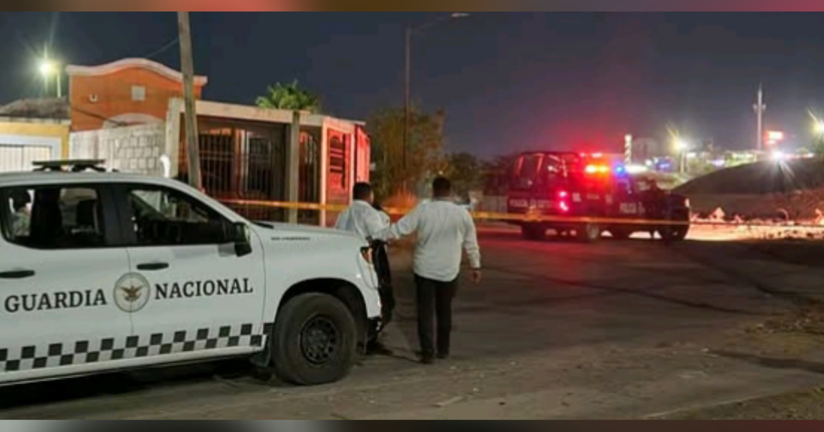 Operativo nocturno en Villa Bonita con vehículos de la Guardia Nacional y policía tras homicidio.