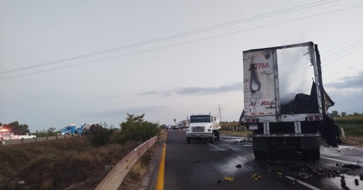 Accidente en carretera con camión incendiado y carga esparcida en la Maxipista Culiacán–Mazatlán
