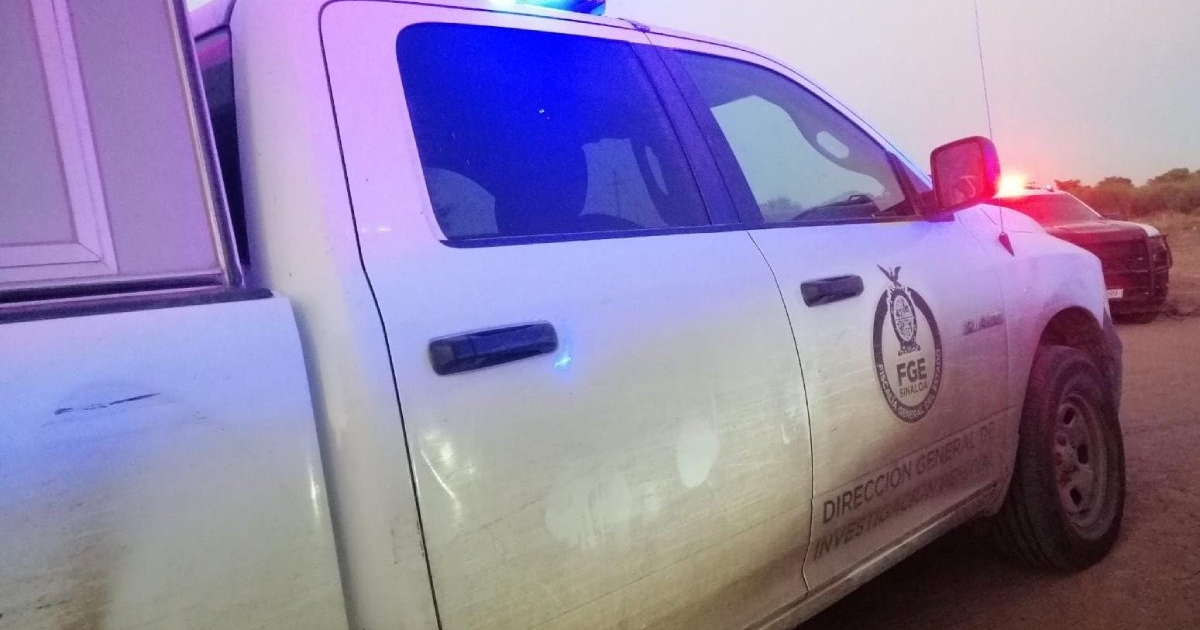 Camioneta de investigación en escena de crimen en Los Mochis, Sinaloa, con luces azules encendidas.